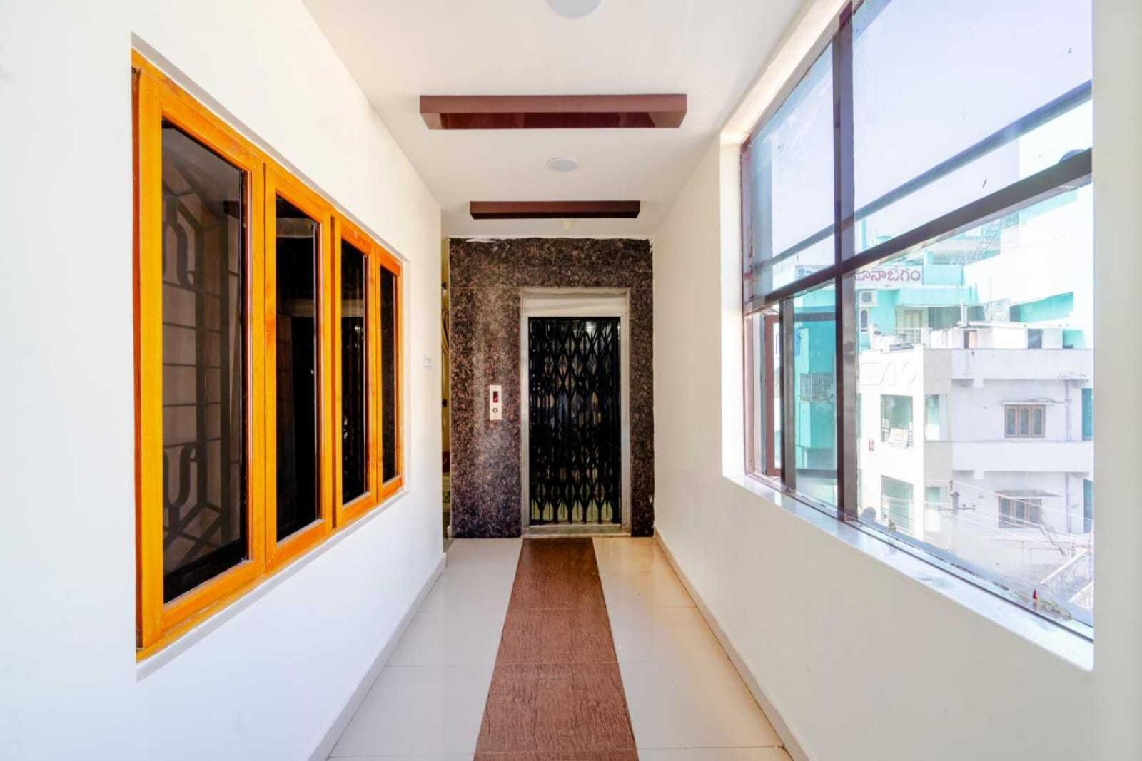 Отель Oyo Surya Teja Residency Khammam Экстерьер фото